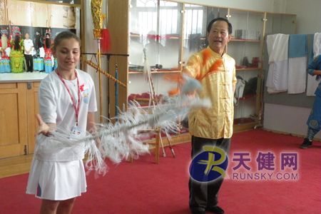 Российские школьники, отдыхающие в Китае по приглашению председателя КНР Ху Цзиньтао, пообщались с китайскими сверстниками в г. Даляне