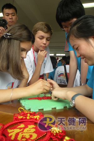 Российские школьники, отдыхающие в Китае по приглашению председателя КНР Ху Цзиньтао, пообщались с китайскими сверстниками в г. Даляне
