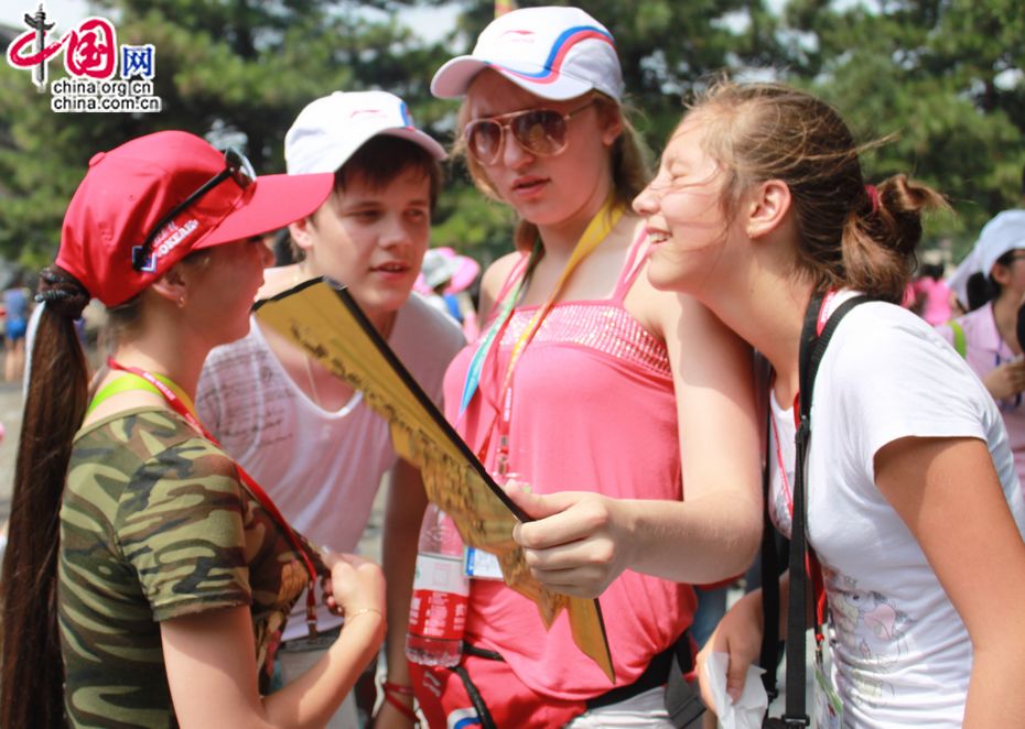 Во время их пребывания в Пекине, температура была относительно высокая, поэтому школьники разными способами защищались от жары. Кепки, салфетки, веера, вода стали популярными средствами.