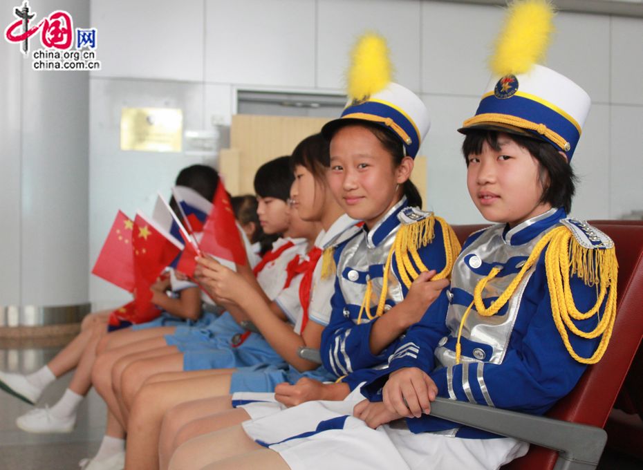 По приглашению председателя КНР Ху Цзиньтао, вторая партия из 450 российских школьников с 30 июля по 10 августа посещают Пекин, Далянь и Шанхай. Следующая фотосессия - на тему «Дружбы».