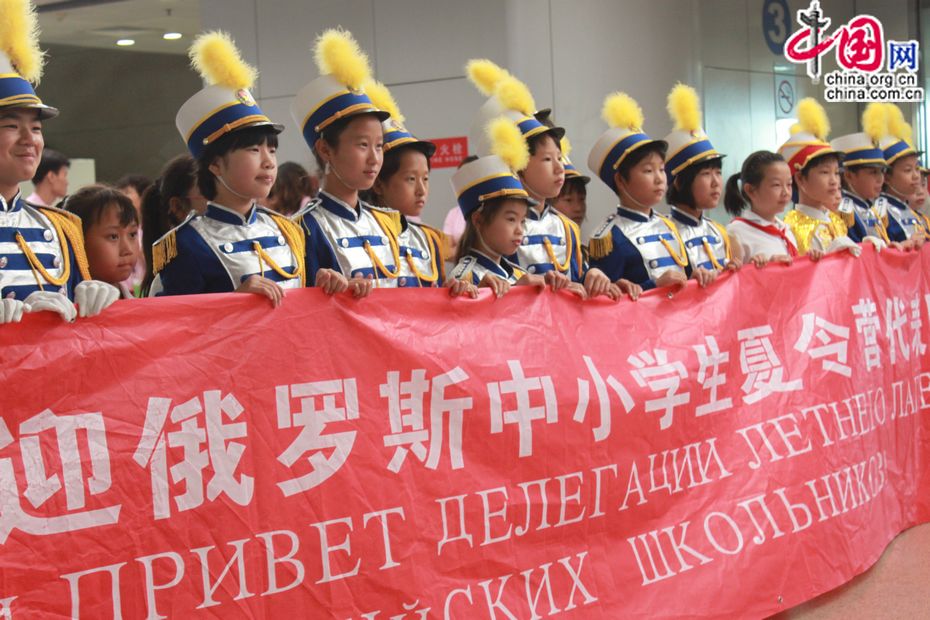 По приглашению председателя КНР Ху Цзиньтао, вторая партия из 450 российских школьников с 30 июля по 10 августа посещают Пекин, Далянь и Шанхай. Следующая фотосессия - на тему «Дружбы».