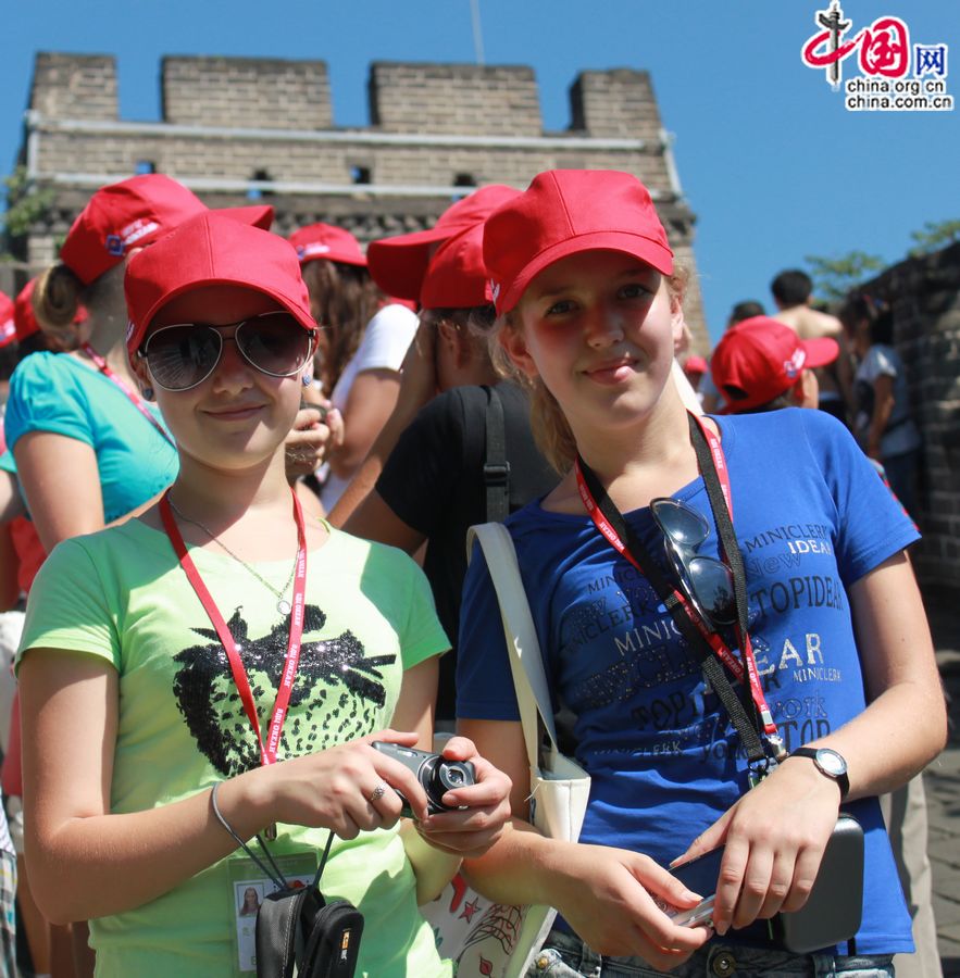 По приглашению председателя КНР Ху Цзиньтао, вторая партия из 450 российских школьников с 30 июля по 10 августа посещают Пекин, Далянь и Шанхай.
