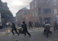 Восемь полицейских госпитализированы в результате уличных беспорядков в Лондоне