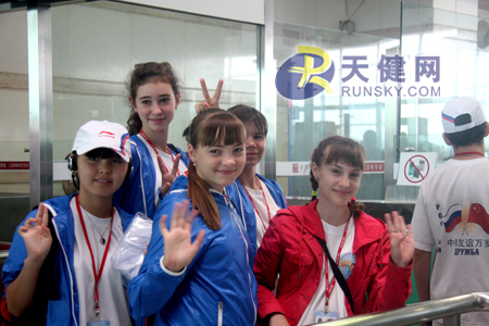 Группа российских школьников в составе 180 человек, завершив недельный отдых в приморском городе Даляне провинции Ляонин /Северо-Восточный Китай/, сегодня в первой половине дня вернулась в Пекин.