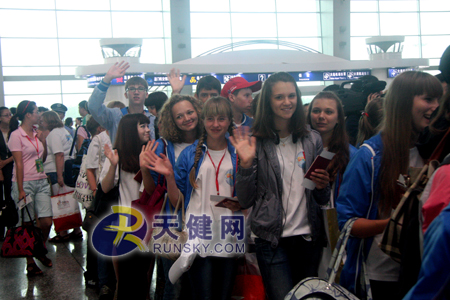 Это -- часть 450 российских школьников, прибывших 30 июля в Китай на отдых по приглашению председателя КНР Ху Цзиньтао. 
