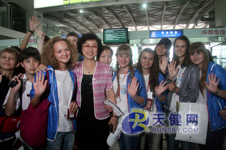 Потом делегация российских школьников разделилась на две группы.Часть юных гостей отправились в Шанхай, а другая группа школьников стала гостями Даляня.