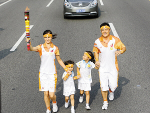 7 августа во время факельной эстафеты 26-й Всемирной Универсиады факелоносцы – семья Ли Шусинь - привлекли особое внимание. 