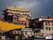 «Гэдань Сунцзаньлинь» является самым большим тибетским храмом в тибетских районах провинции Юньнань. Он был построен во времена правления императора Канси династии Цин.