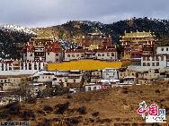 Его внешность очень напоминает дворец Потала, поэтому его называют «маленьким дворцом Потала». Его архитектура содержит квинтэссенцию религиозной культуры тибеткой национальности. 