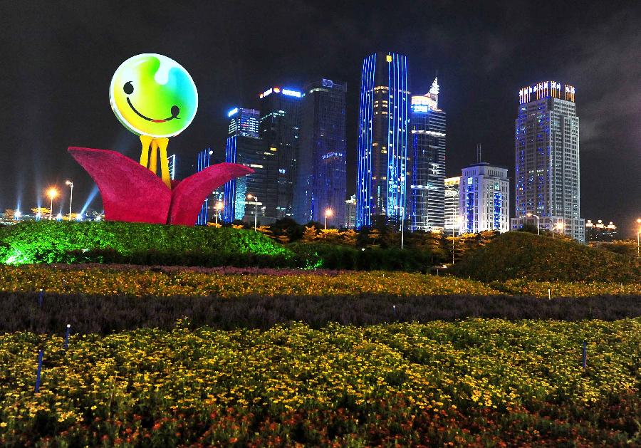 На фото: 10 августа талисман 26-й Всемирной летней Универсиады в Шэньчжэне - «UU» (в форме английской буквы 'U', с которой начинается слово 'Универсиада') на центральной площади в Шэньчжэне стал еще более ярким при окружающем освещении.
