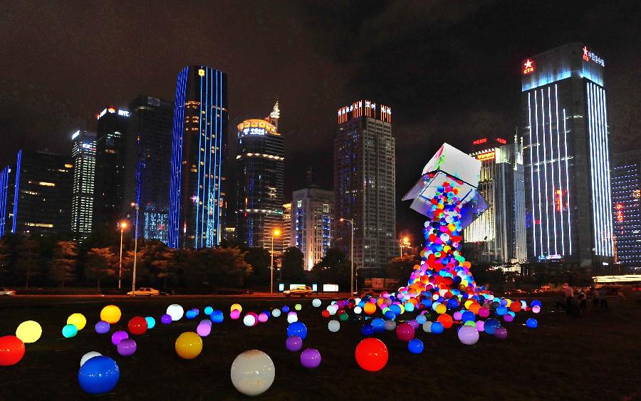 Для того чтобы создать красивую городскую среду для проведения Универсиады в Шэньчжэне был реализован ряд проектов по благоустройству, городскому освещению. Когда наступает ночь, Шэньчжэнь становится красочным ярким городом, всюду горят лампы.
