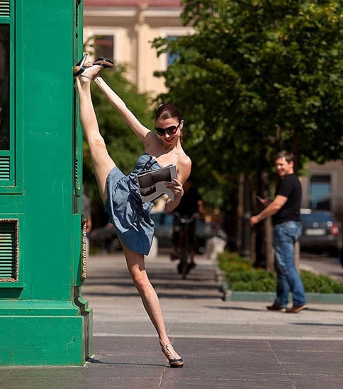 Веселые танцовщики на улицах Санкт-Петербурга1