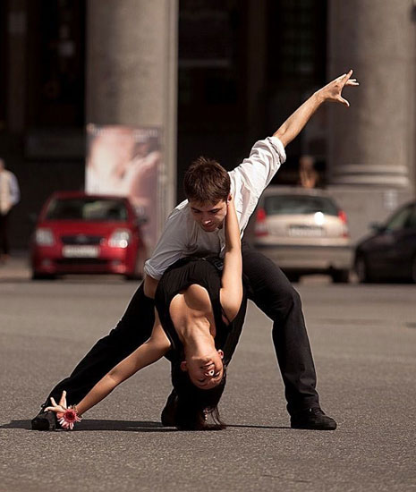 Веселые танцовщики на улицах Санкт-Петербурга5