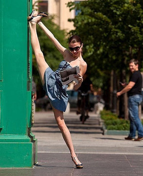 Веселые танцовщики на улицах Санкт-Петербурга1