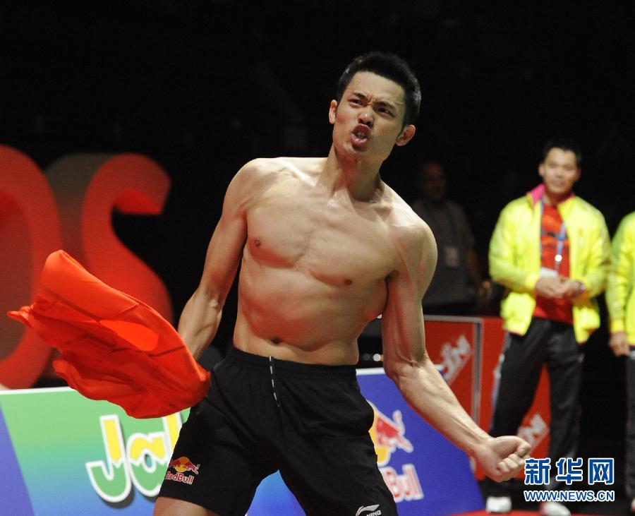Линь Дань, являющийся чемпионом Олимпиады, выиграл у малайзийца Ли Цзун Вэя, который по рейтингу занимал первое место в мире, со счетом 2:1, став в четвертый раз чемпионом мира по бадминтону.