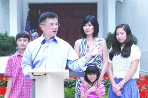 Новый посол США в Китае Гэри Лок с членами семьи впервые выступил перед СМИ в Посольстве США в Китае