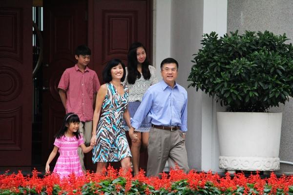 Новый посол США в Китае Гэри Лок с членами семьи впервые выступил перед СМИ в Посольстве США в Китае