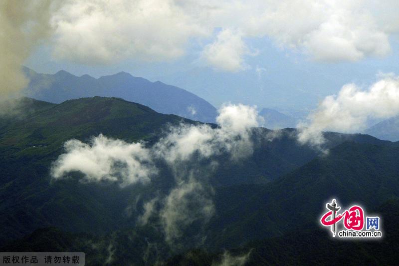 Великолепные горы Хуаншань сквозь облака