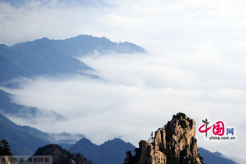 Великолепные горы Хуаншань сквозь облака