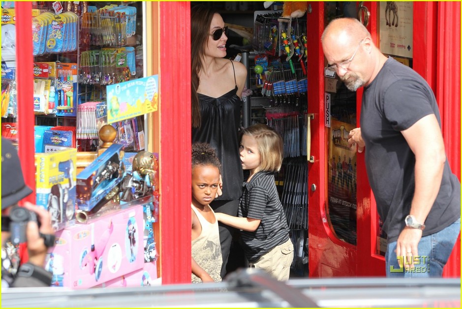 Анджелина Джоли с дочками - в магазине игрушек 