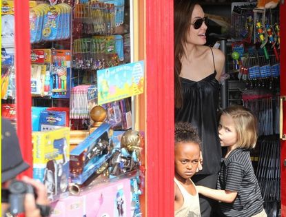 Анджелина Джоли с дочками - в магазине игрушек