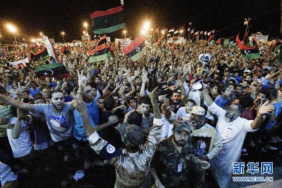  Он сообщил, что с воскресенья ПНС проводит заседание по обсуждению последних продвижений по всем фронтам. По его словам, оппозиция разыскивает М. Каддафи в Триполи и исключает возможность того, что он покинет Ливию.