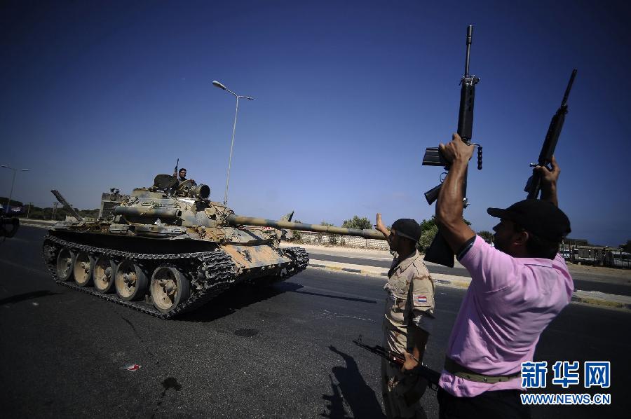 До этого катарскийспутниковый телеканал 'Аль-Джазира' сообщил о том, что жители Триполи празднуют на площади скорое свержение власти Каддафи.