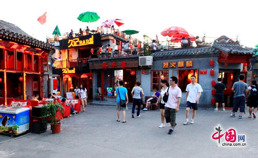 Улица баров на берегу озера Хоухай в Пекине