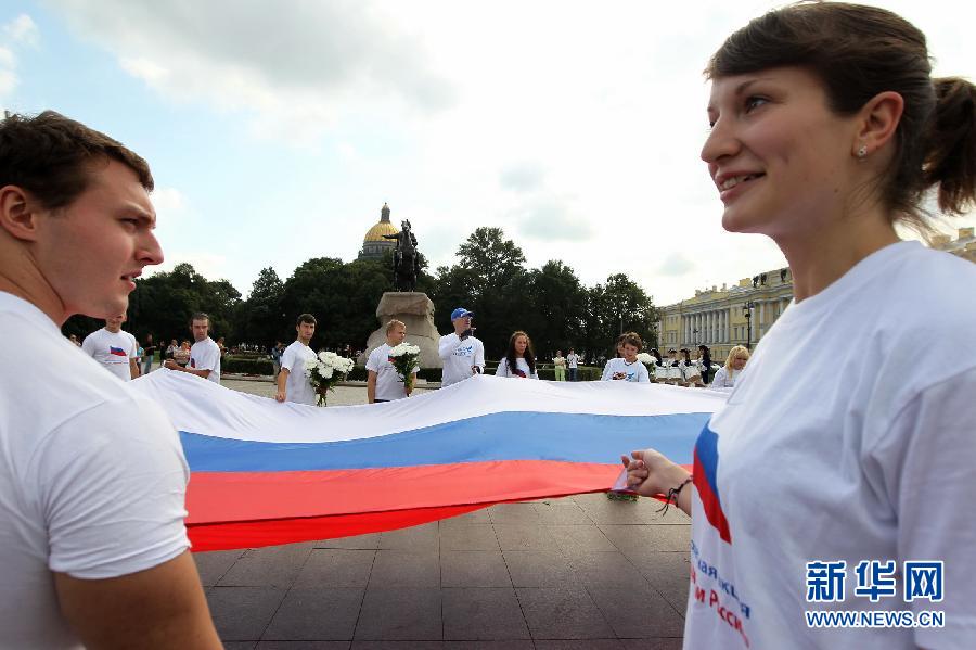 22 августа в России отмечается День государственного флага. В понедельник церемония подъема государственного флага и другие праздничные мероприятия прошли, в частности, в Санкт-Петербурге.