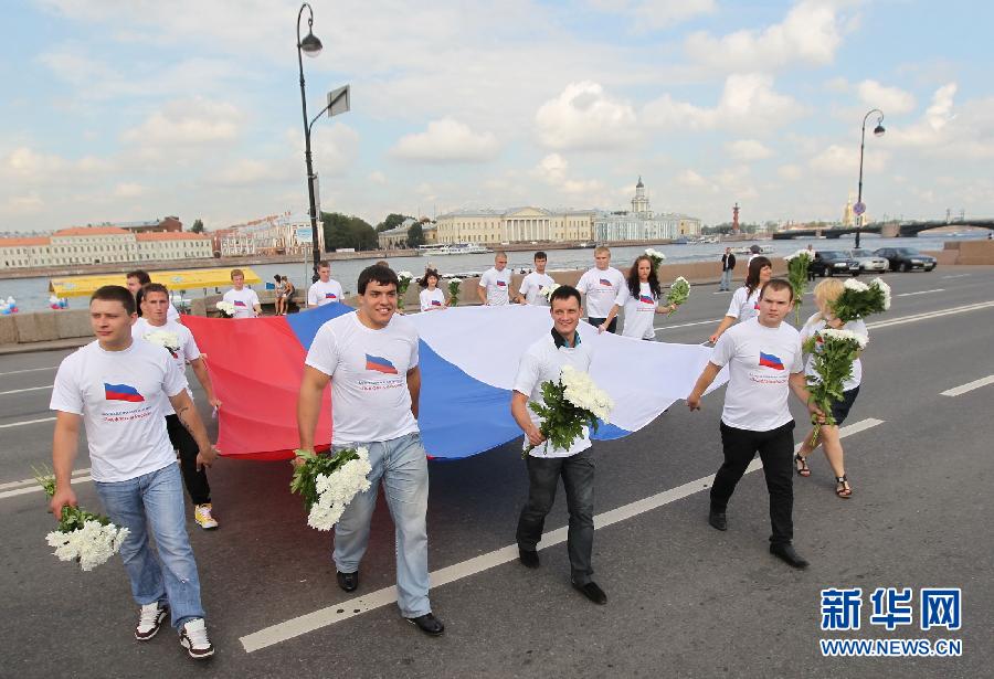 22 августа в России отмечается День государственного флага. В понедельник церемония подъема государственного флага и другие праздничные мероприятия прошли, в частности, в Санкт-Петербурге.