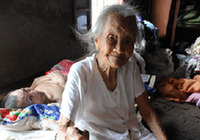 Трогательная история: 95-летняя мать ухаживает за парализованным сыном 19 лет 5