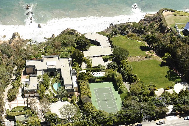 Американский актер Брэд Питт продает дом на пляже в Малибу в США за 13,75 миллиона долларов, сообщается на сайте Национальной ассоциации риелторов.