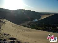 На западе Китая есть дюны, песок которых затвердел, и они стали горами. Поэтому их называют горами Миншашань (горы со звучащим песком)