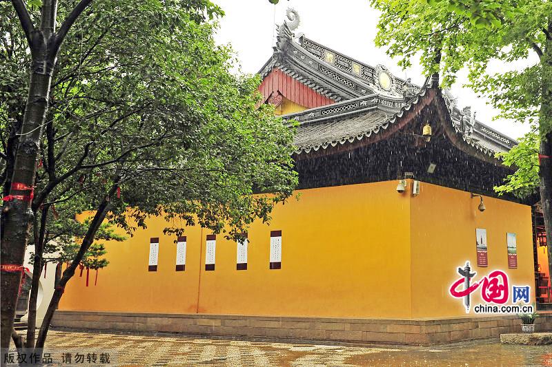 Живописный храм Ханьшаньсы под дождем