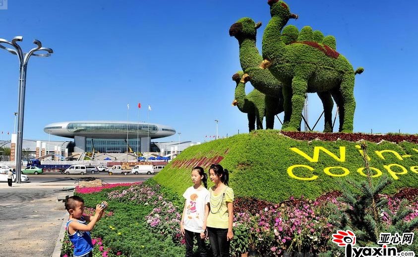 Город Урумчи в цветах встречает гостей 1-й выставки ЭКСПО «Китай-Евразия» 2