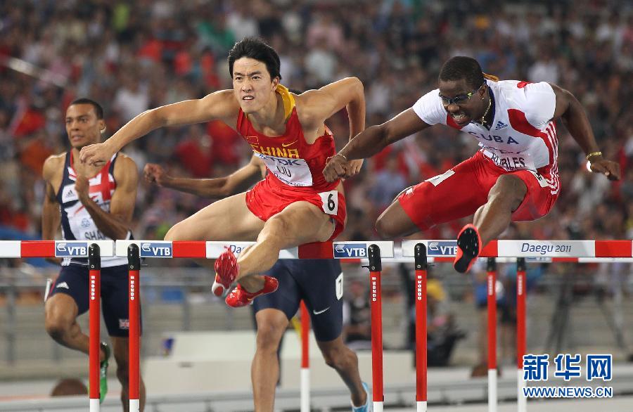Кубинский легкоатлет Дайрон Роблес, нарушивший правило в отношении китайского бегуна Лю Сяна, лишен золотой медали чемпиона мира по легкой атлетики в барьерном беге на 110 метров.