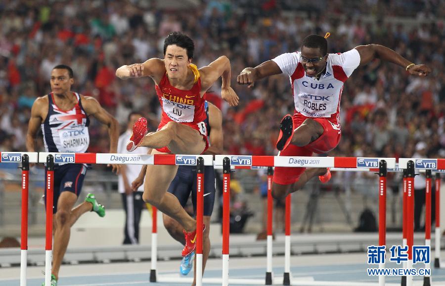 Кубинский легкоатлет Дайрон Роблес, нарушивший правило в отношении китайского бегуна Лю Сяна, лишен золотой медали чемпиона мира по легкой атлетики в барьерном беге на 110 метров.