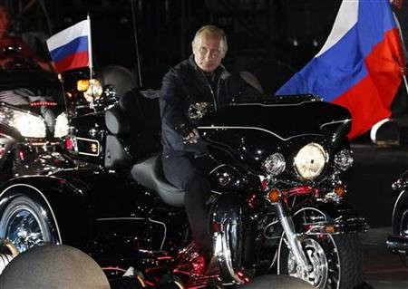 29 августа премьер-министр РФ Владимир Путин катался на мотоцикле «Harley Davidson», возглавляя команду байккеров для участия в мероприятии в честь победы во Второй Мировой Войне.