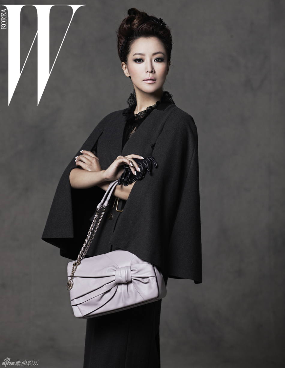 Южнокорейская звезда Ким Хи Сон в рекламе сумочек