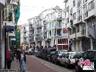 Амстердам – столица и крупнейший город Нидерландов. Он расположен на западе страны, в устье рек Амстел и Эй. Общая численность населения составляет 710 тыс. челоек. Амстердам называется северной Венецией.  