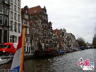Амстердам – столица и крупнейший город Нидерландов. Он расположен на западе страны, в устье рек Амстел и Эй. Общая численность населения составляет 710 тыс. челоек. Амстердам называется северной Венецией.  