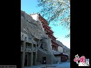 Пещеры Могао расположены в горах Миншашань, в 25 километрах к юго-востоку от города Дуньхуан провинции Ганьсу. Могао – самая большая в мире сокровищница будийского искусства.