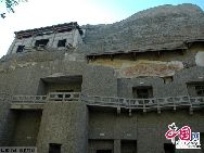 К настоящему времени здесь насчитывается 735 каменных пещер, где сохранены 45 тыс. кв. м. настенных росписей. В 1987 г. пещеры Могао по решению ЮНЕСКО были внесены в Реестр мирового культурного наследия. 