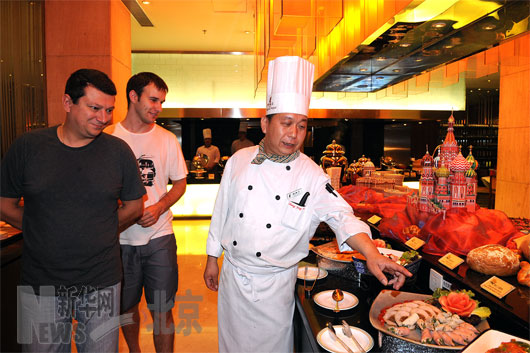 29 августа в пекинской гостинице «Цзинлунь» повара показали русским гостям свое умение готовить русские блюда. 