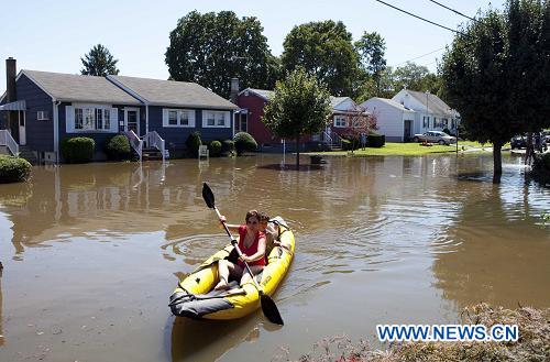 Несмотря на то, что ураган покинул США, некоторым штатам на восточном побережье США угрожает наводнение. 