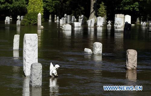 Несмотря на то, что ураган покинул США, некоторым штатам на восточном побережье США угрожает наводнение. 
