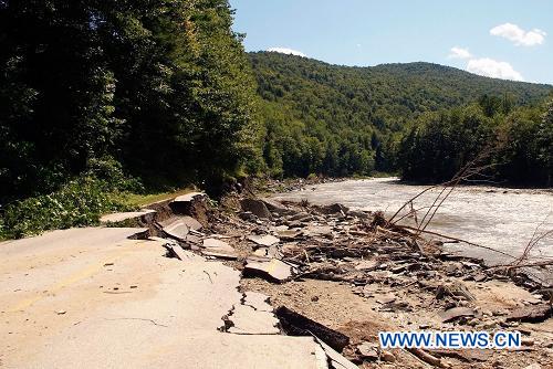 В штате Вермонт ураган 'Айрин' привел к разрушению немалого количества дорог и мостов. Местные органы отправили вертолеты с продуктами и питьевой водой для жителей пострадавших районов.