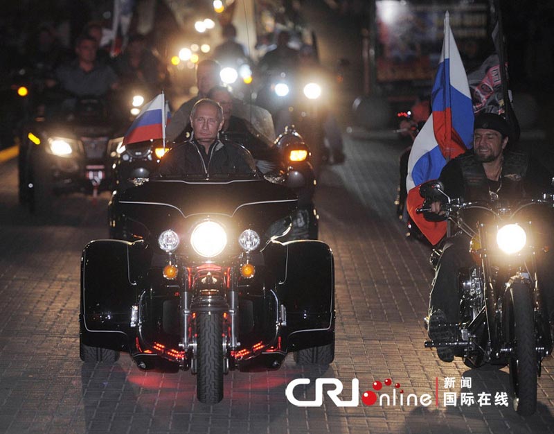 По сообщению российских СМИ, председатель правительства РФ Владимир Путин 29 августа прибылв Новороссийск, где принял участие в байк-шоу, организованном мотоклубом 'Ночные волки'.