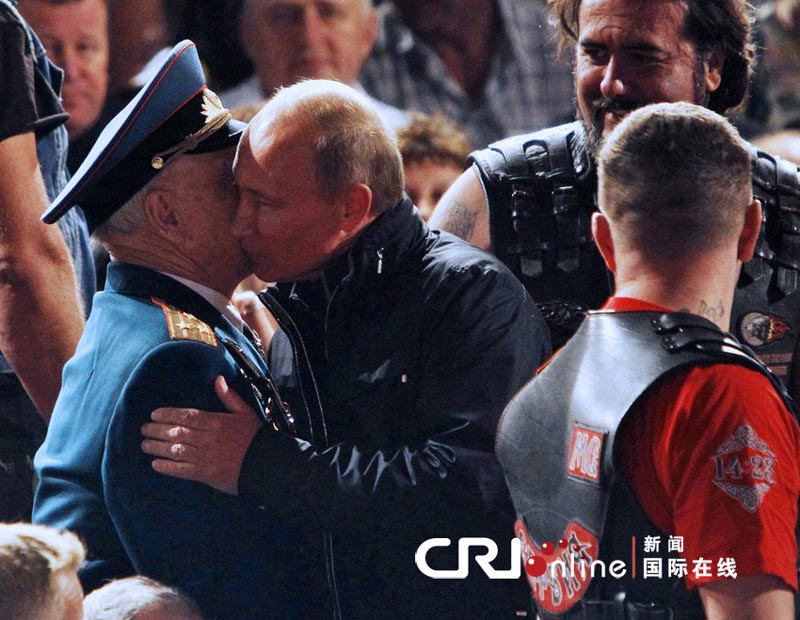К месту проведения шоу - площади у Морского вокзала - В.Путин приехал во главе колонны байкеров. 