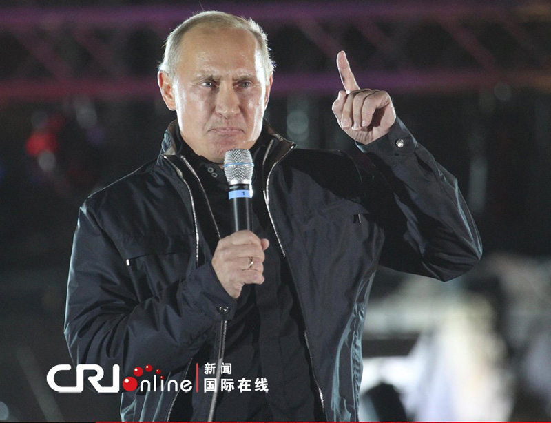 В.Путин напомнил, что Новороссийск - город боевой воинской славы, и отметил, что подобные патриотические мероприятия необходимы народу страны. 